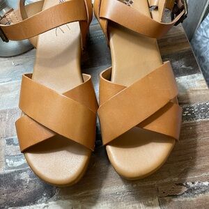 Patricia Nash Tan leather Sandals with Cross-Strap Design